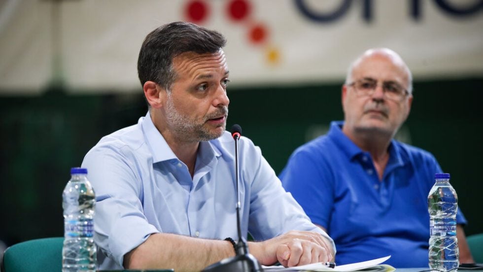 Ο δήμαρχος Αθηναίων Χάρης Δούκας με τον πρόεδρο του Παναθηναϊκού Αθλητικού Ομίλου, Τάκη Μαλακατέ, σε συζήτηση που είχε γίνει με τα μέλη του συλλόγου